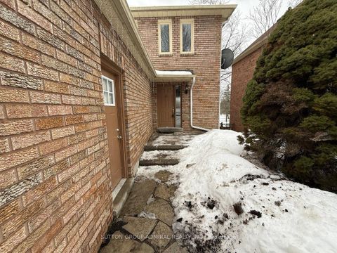 Photo 1 at 39 April Gardens, Aurora Heights, Aurora