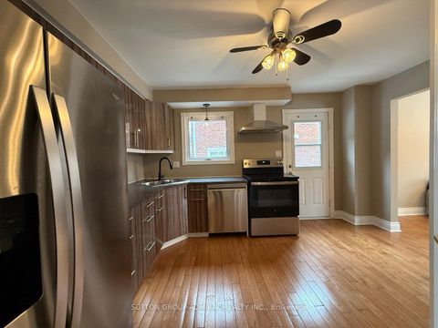 Photo 4 at 39 April Gardens, Aurora Heights, Aurora