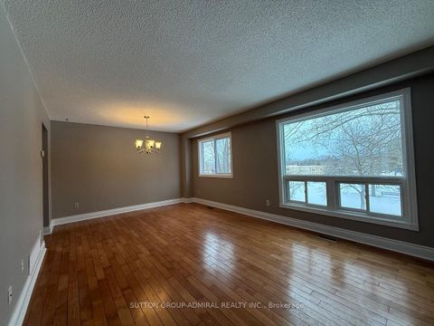 Photo 11 at 39 April Gardens, Aurora Heights, Aurora