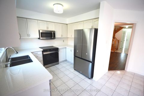 Photo 13 at 126 Pinedale Gate, East Woodbridge, Vaughan