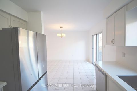 Photo 14 at 126 Pinedale Gate, East Woodbridge, Vaughan