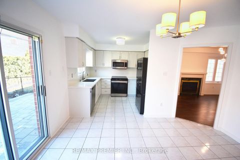 Photo 15 at 126 Pinedale Gate, East Woodbridge, Vaughan