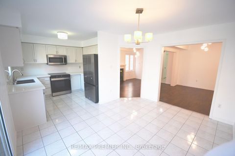 Photo 16 at 126 Pinedale Gate, East Woodbridge, Vaughan
