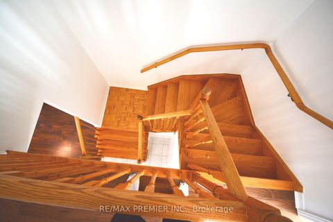 Photo 25 at 126 Pinedale Gate, East Woodbridge, Vaughan