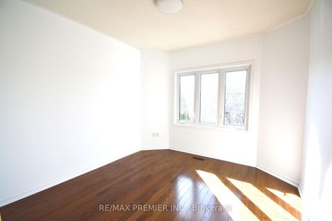 Photo 35 at 126 Pinedale Gate, East Woodbridge, Vaughan