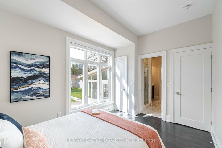 Photo 15 at 427 Pinegrove Road, WO West, Oakville