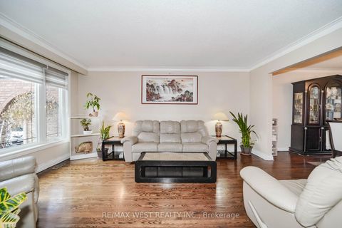 Photo 3 at 31 Canterbury Crescent, Humber Valley, Toronto