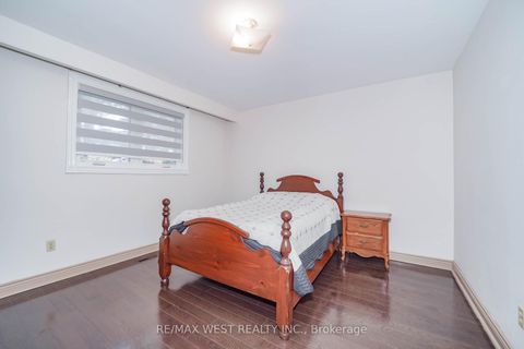 Photo 11 at 31 Canterbury Crescent, Humber Valley, Toronto