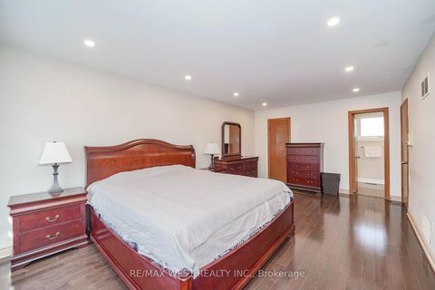 Photo 13 at 31 Canterbury Crescent, Humber Valley, Toronto