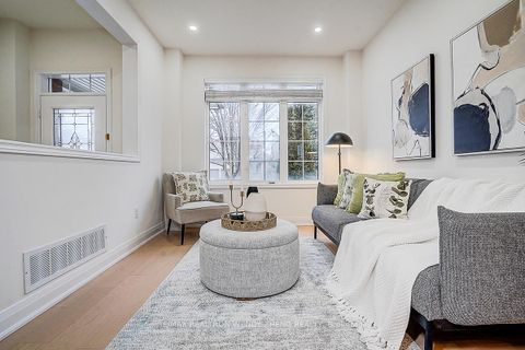 Photo 3 at 16 Hartwell Way, Bayview Northeast, Aurora