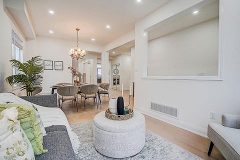 Photo 8 at 16 Hartwell Way, Bayview Northeast, Aurora