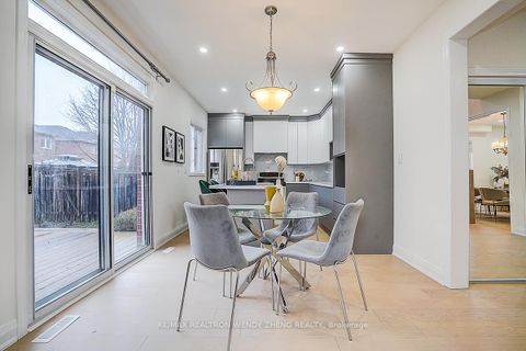 Photo 15 at 16 Hartwell Way, Bayview Northeast, Aurora