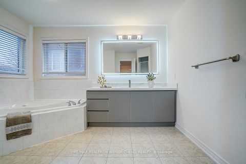 Photo 29 at 16 Hartwell Way, Bayview Northeast, Aurora