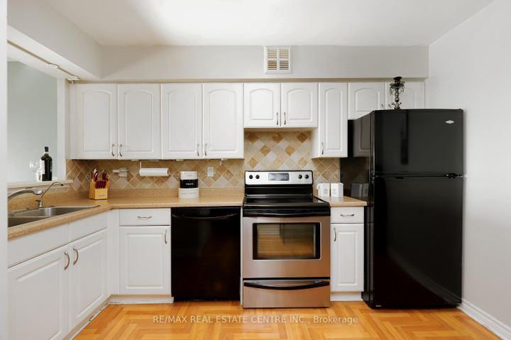 Photo 5 at 1704 - 26 Hanover Road, Queen Street Corridor, Brampton