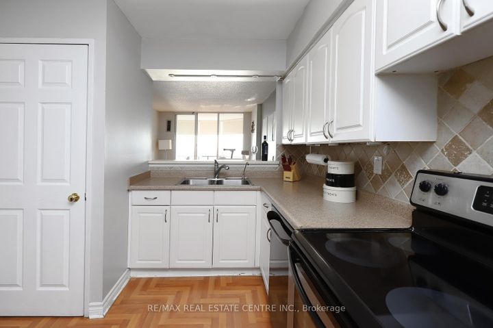 Photo 6 at 1704 - 26 Hanover Road, Queen Street Corridor, Brampton