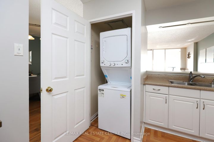 Photo 8 at 1704 - 26 Hanover Road, Queen Street Corridor, Brampton