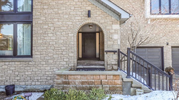 Photo 3 at 7 Wendover Court, Bayview Hill, Richmond Hill