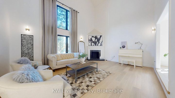 Photo 4 at 7 Wendover Court, Bayview Hill, Richmond Hill