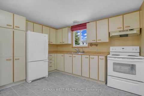 Photo 3 at 18 Maple Leaf Terrace, Cookstown, Innisfil