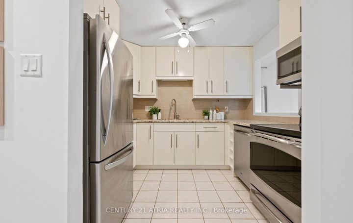 Photo 10 at 6128 Wabukayne Court, Meadowvale, Mississauga