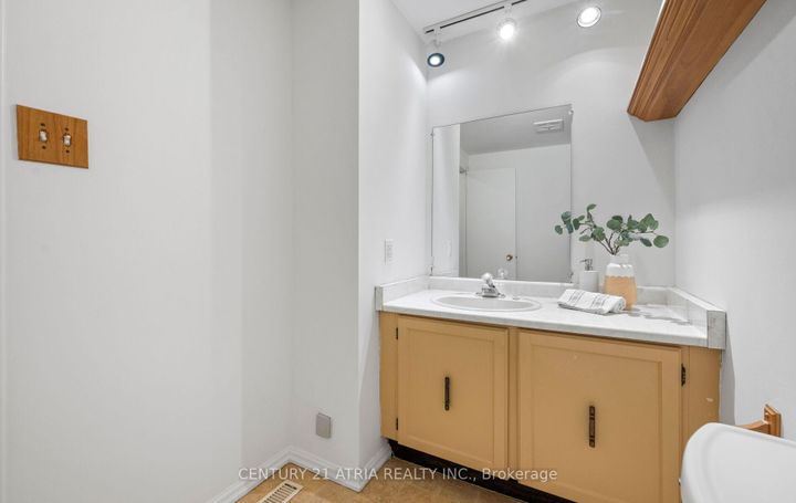 Photo 35 at 6128 Wabukayne Court, Meadowvale, Mississauga