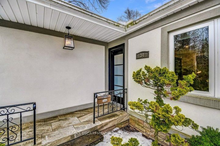 Photo 2 at 34 Oakley Court, Ancaster, Hamilton