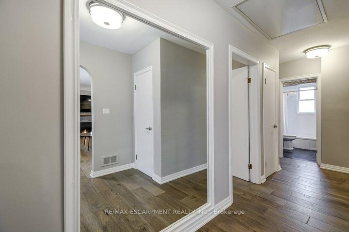 Photo 3 at 34 Oakley Court, Ancaster, Hamilton