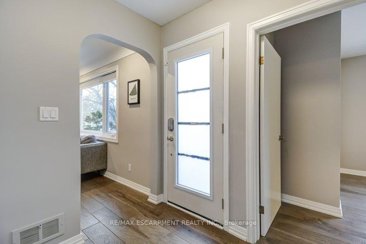 Photo 4 at 34 Oakley Court, Ancaster, Hamilton