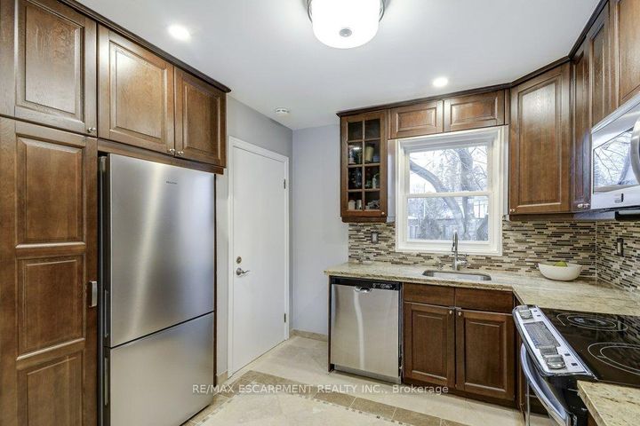 Photo 8 at 34 Oakley Court, Ancaster, Hamilton