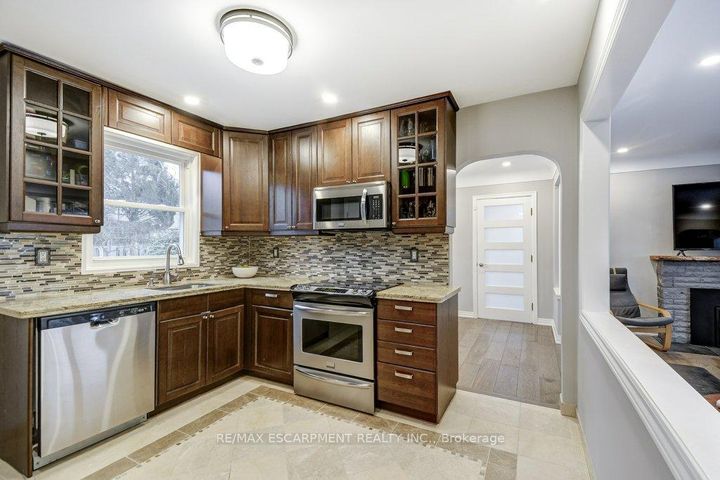 Photo 9 at 34 Oakley Court, Ancaster, Hamilton