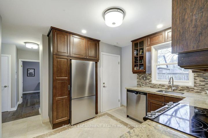 Photo 11 at 34 Oakley Court, Ancaster, Hamilton