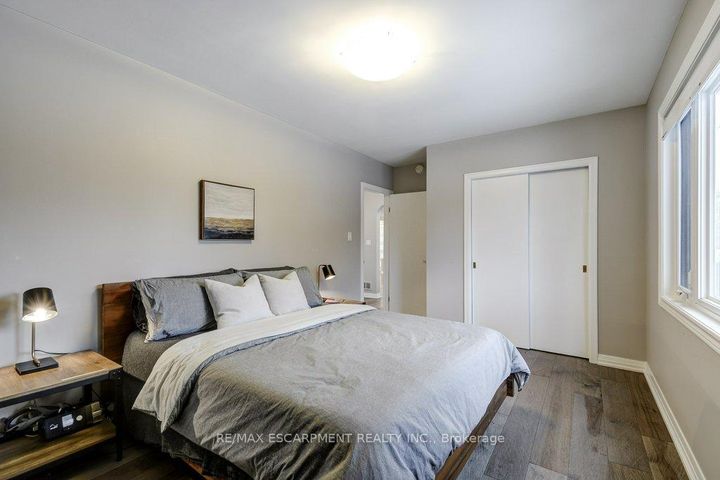 Photo 14 at 34 Oakley Court, Ancaster, Hamilton