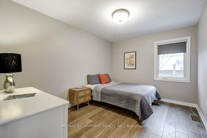 Photo 16 at 34 Oakley Court, Ancaster, Hamilton