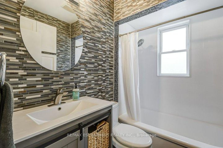 Photo 20 at 34 Oakley Court, Ancaster, Hamilton