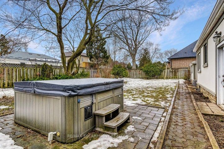 Photo 22 at 34 Oakley Court, Ancaster, Hamilton