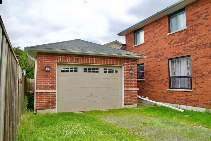 Photo 3 at 1405 Manitou Drive, Samac, Oshawa