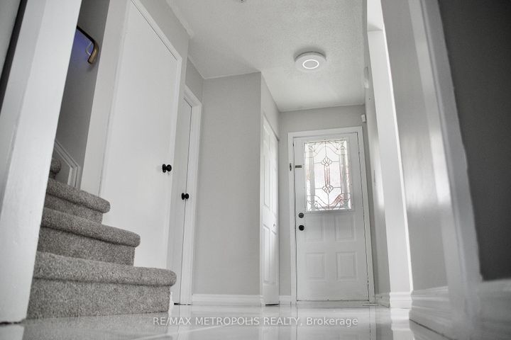 Photo 7 at 1405 Manitou Drive, Samac, Oshawa