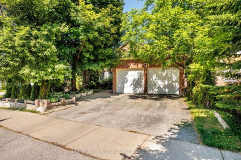 Photo 2 at 158 Murray Drive, Aurora Highlands, Aurora