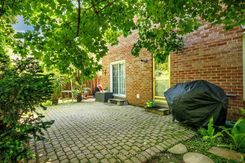 Photo 5 at 158 Murray Drive, Aurora Highlands, Aurora