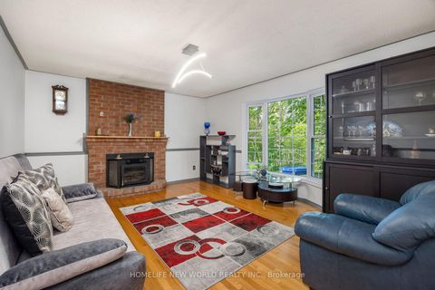 Photo 10 at 158 Murray Drive, Aurora Highlands, Aurora