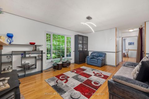 Photo 11 at 158 Murray Drive, Aurora Highlands, Aurora