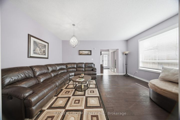 Photo 10 at 101 Eastview Gate, Bram East, Brampton