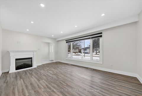 Photo 2 at 4 Grovenest Drive, Morningside, Toronto