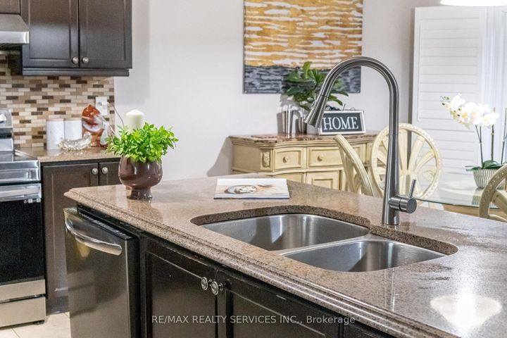 Photo 14 at 31 MIRACLE Trail, Northwest Brampton, Brampton