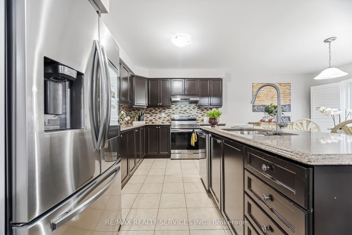 Photo 17 at 31 MIRACLE Trail, Northwest Brampton, Brampton