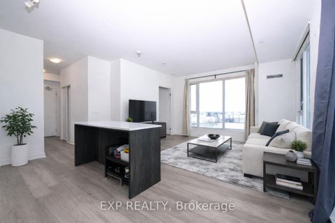 Photo 2 at 525 - 2 David Eyer Road, Rural Richmond Hill, Richmond Hill