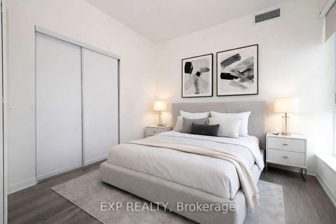 Photo 4 at 525 - 2 David Eyer Road, Rural Richmond Hill, Richmond Hill