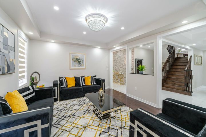 Photo 7 at 8 Teal Crest Circle, Credit Valley, Brampton