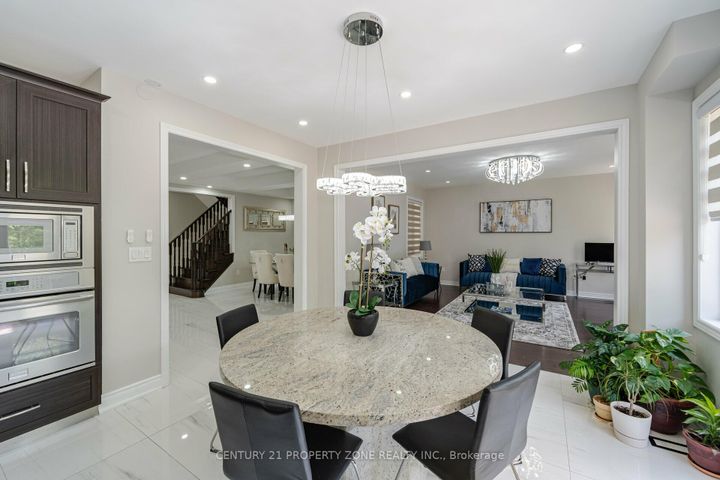 Photo 12 at 8 Teal Crest Circle, Credit Valley, Brampton