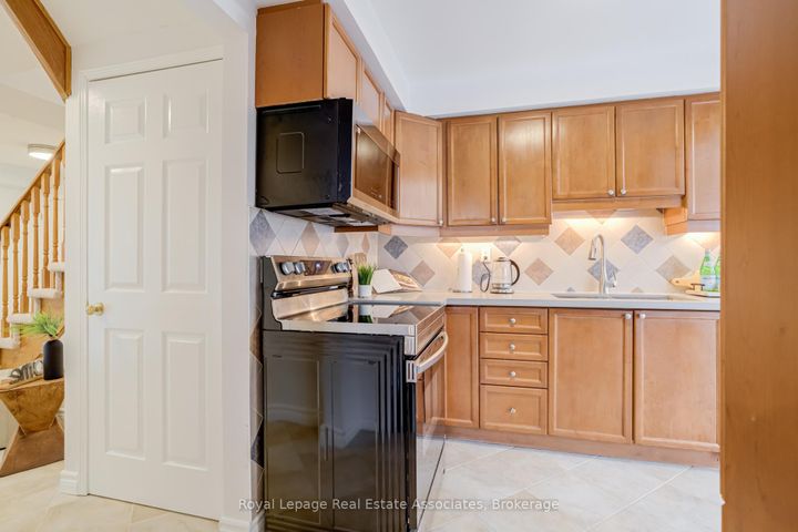 Photo 8 at 3114 Dalehurst Drive, Meadowvale, Mississauga